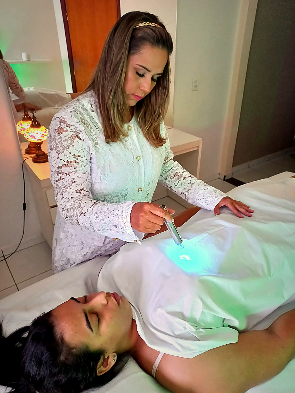 Cromoterapia e Equilíbrio dos Chakras: A Frequência das Cores